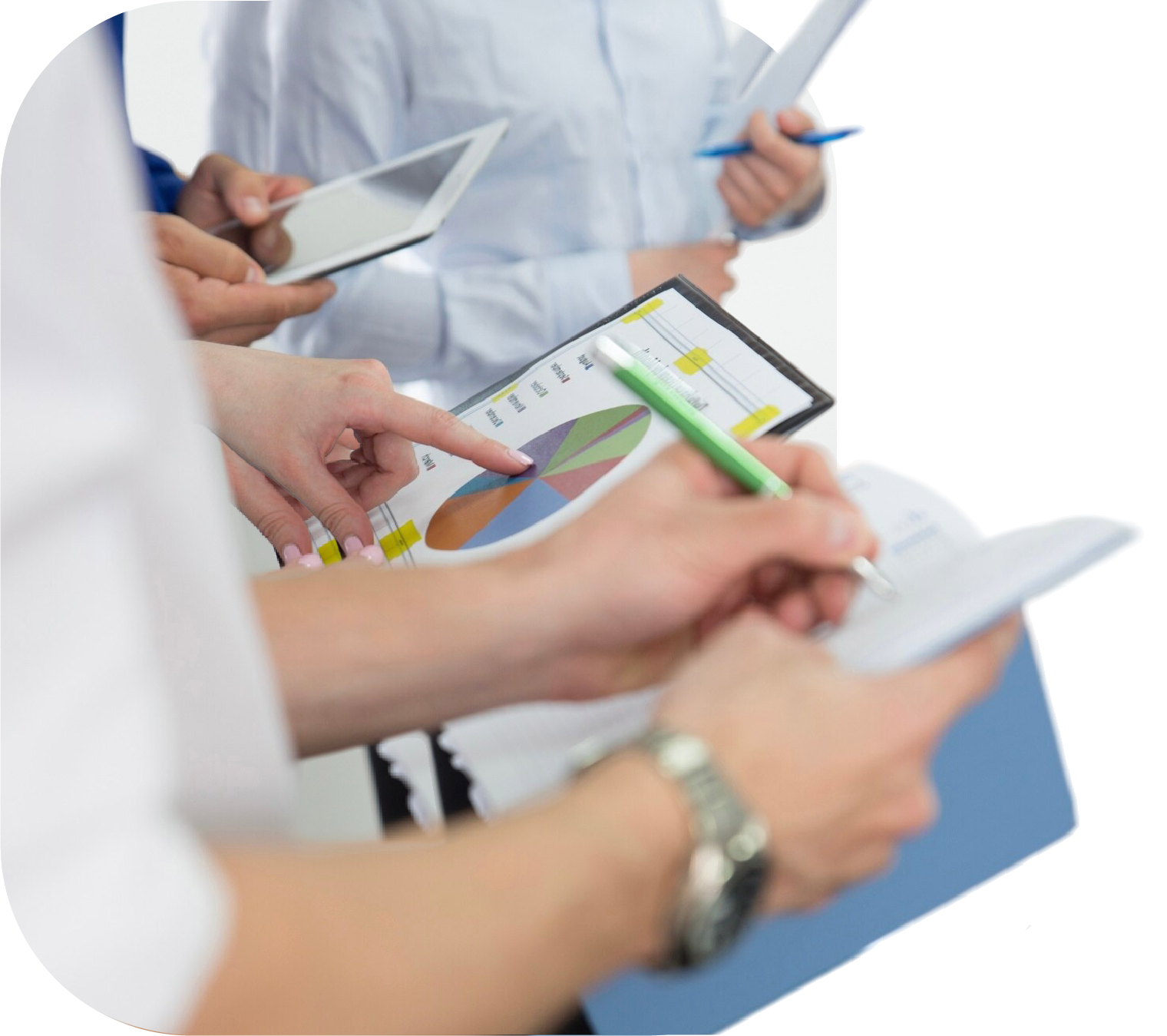 Personas revisando documentos